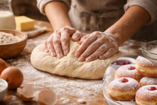 Moja babcia zawsze dodawała do pączków ten sekretny składnik. Dzięki temu są wilgotne i miękkie przez długi czas