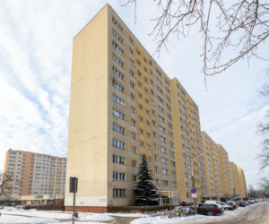 Blok z wielkiej płyty przy Marsylskiej 3 w Warszawie