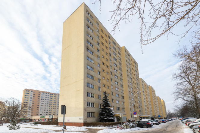 Blok z wielkiej płyty przy Marsylskiej 3 w Warszawie