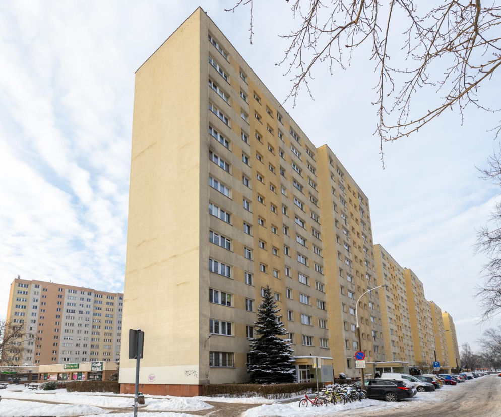 Blok z wielkiej płyty przy Marsylskiej 3 w Warszawie