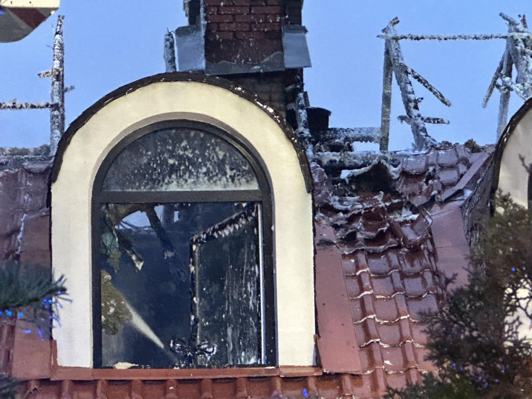 Wielkie kłęby dymu nad Wawrem. Płonie wielka willa, strażacy walczą z żywiołem