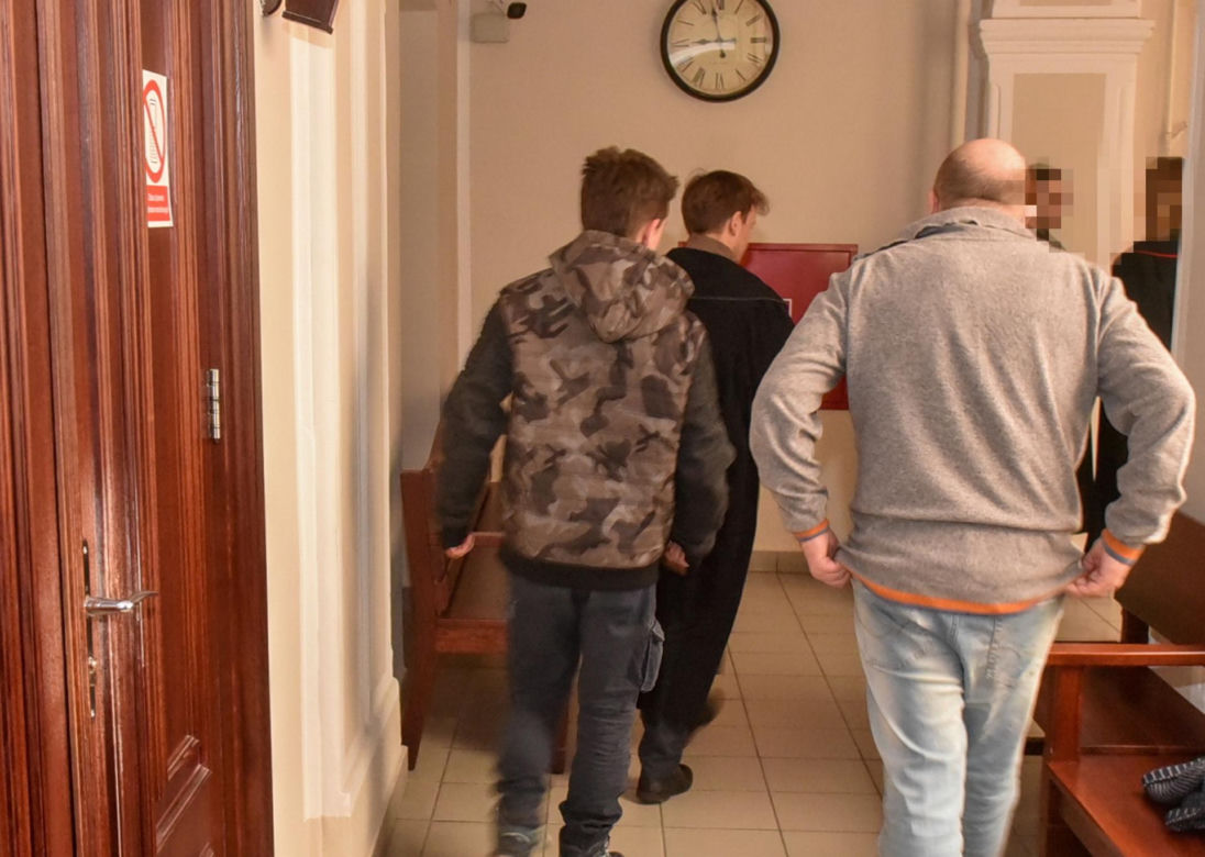 17-letni zwyrodnialec miał wielokrotnie gwałcić swoją nieletnią siostrę