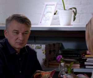Barwy szczęścia, odc. 2067. Artur Chowański (Jacek Rozenek) zaatakuje gościa Feel Good