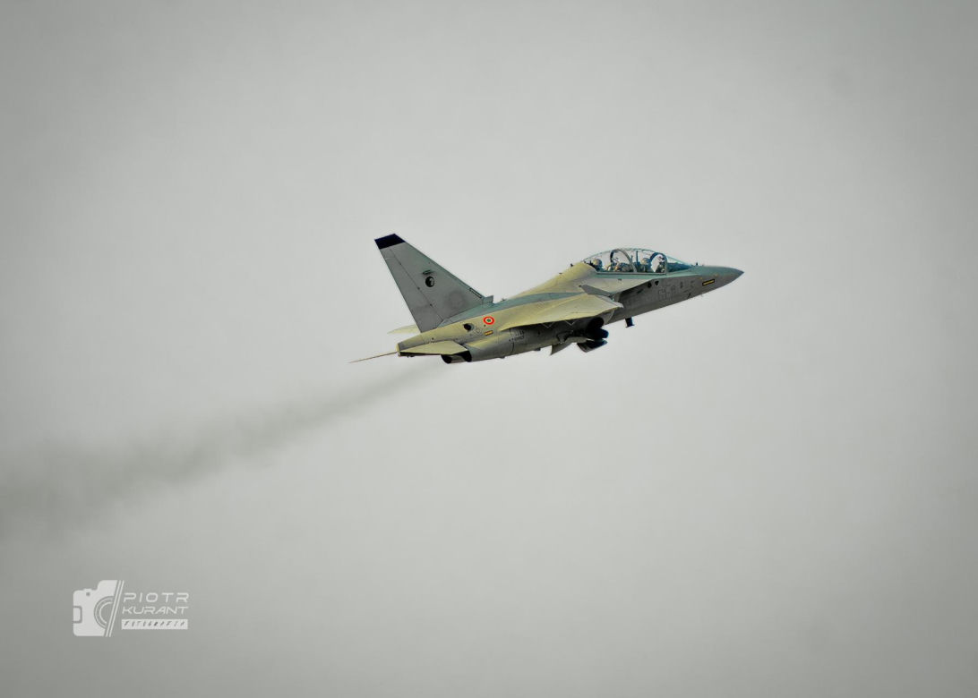 Wzruszający gest pilotów odlatujących z Radomia. Polska flaga na niebie dla „Slaba”