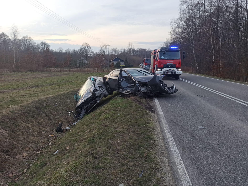 Zderzenie trzech aut w Emilcinie. Pięć osób trafiło do szpitala