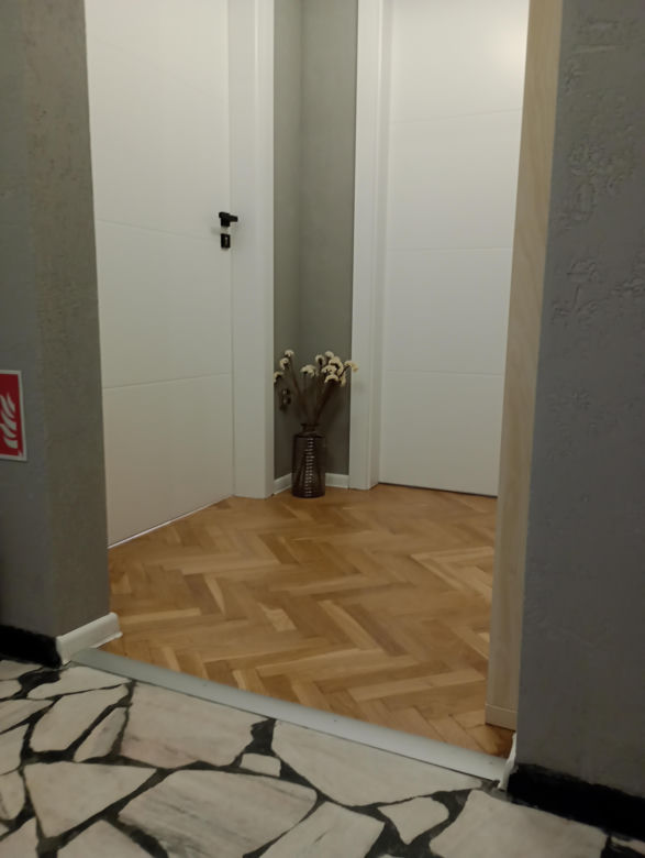 Wnętrze po metamorfozie -  parkiet i marmur po renowacji