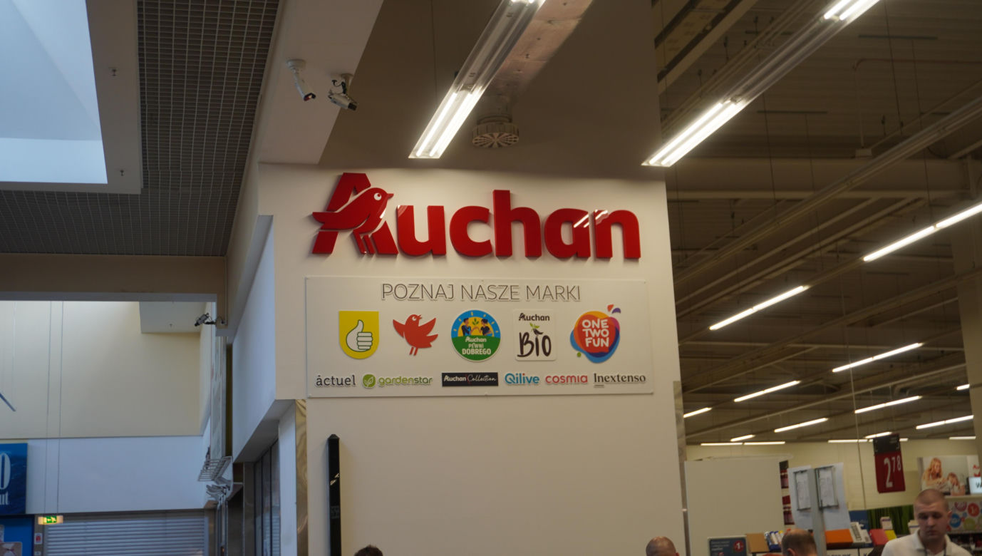 Tajemnicze wózki w Auchan w Olsztynie. Sprawdziliśmy, co było w środku. Zobacz zdjęcia!