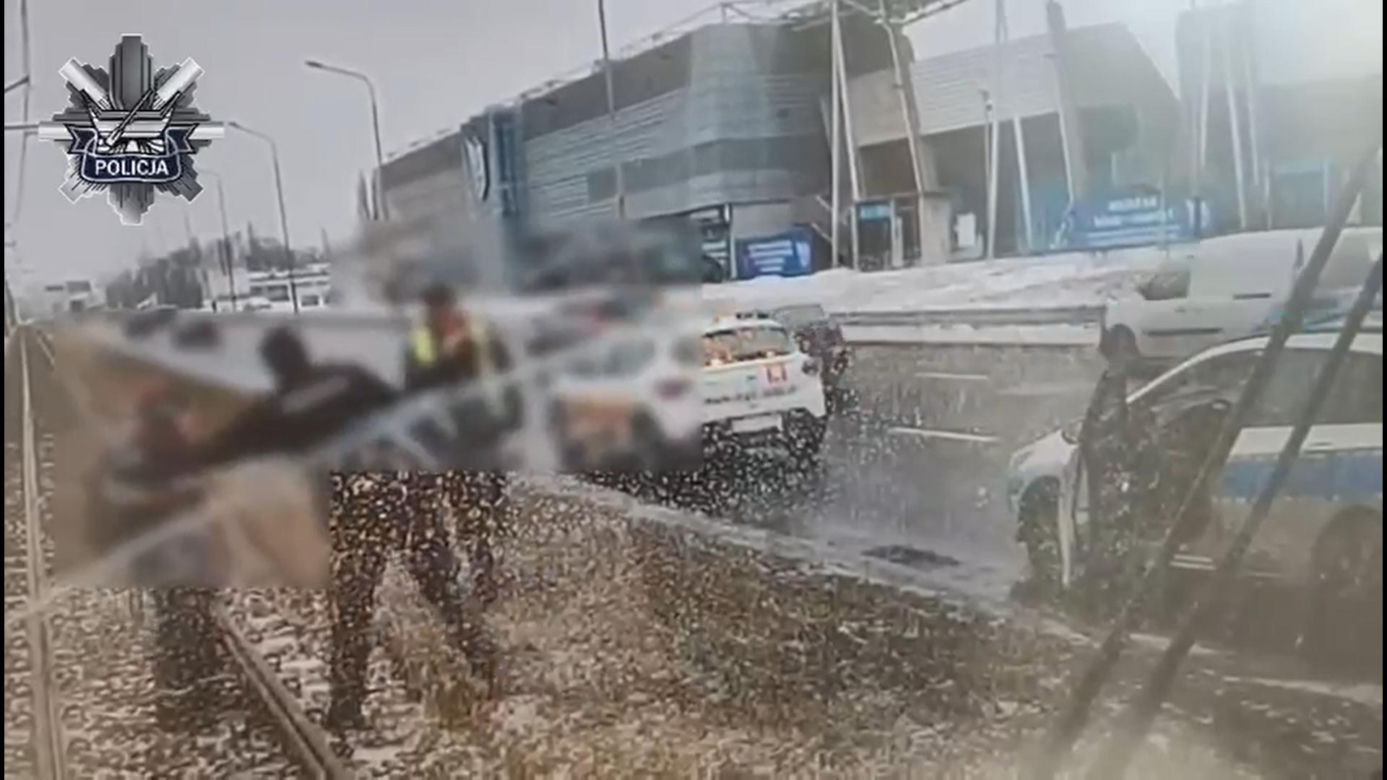 Obraziła się na motorniczego i zablokowała ruch! "Usiadła na torach, wstała i zaczęła iść przed tramwajem"