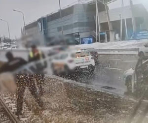 Obraziła się na motorniczego i zablokowała ruch! Usiadła na torach, wstała i zaczęła iść przed tramwajem