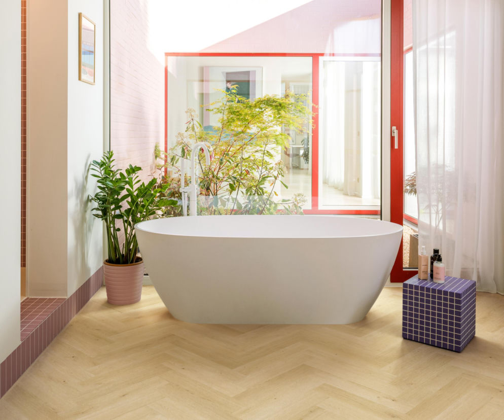 Nowość od Quick-Step. Pierwsza na świecie wodoodporna i cicha w użytkowaniu jodełka laminowana już w sprzedaży