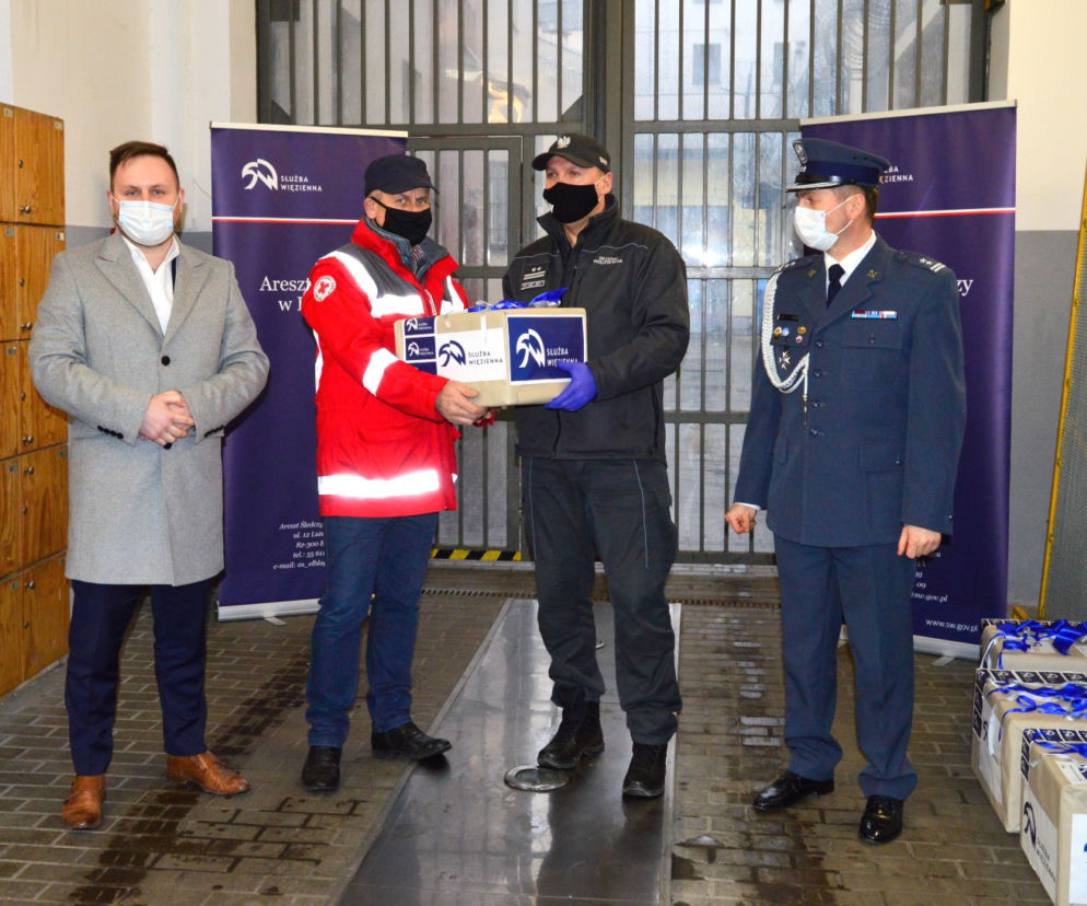 Maseczki ochronne zostały przekazane przez m.in. Zastępcę Dyrektora Okręgowego SW w Gdańsku ppłk. Adama Poćwiardowskiego. 