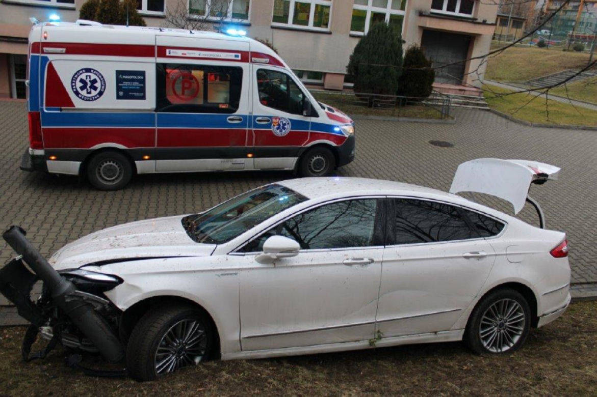 Tarnów. Przebiła ogrodzenie i zjechała ze skarpy wprost pod szkołę. Hamulec nie zadziałał?