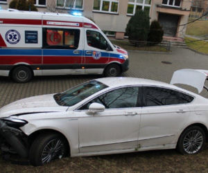 Tarnów. Przebiła ogrodzenie i zjechała ze skarpy wprost pod szkołę. Hamulec nie zadziałał?