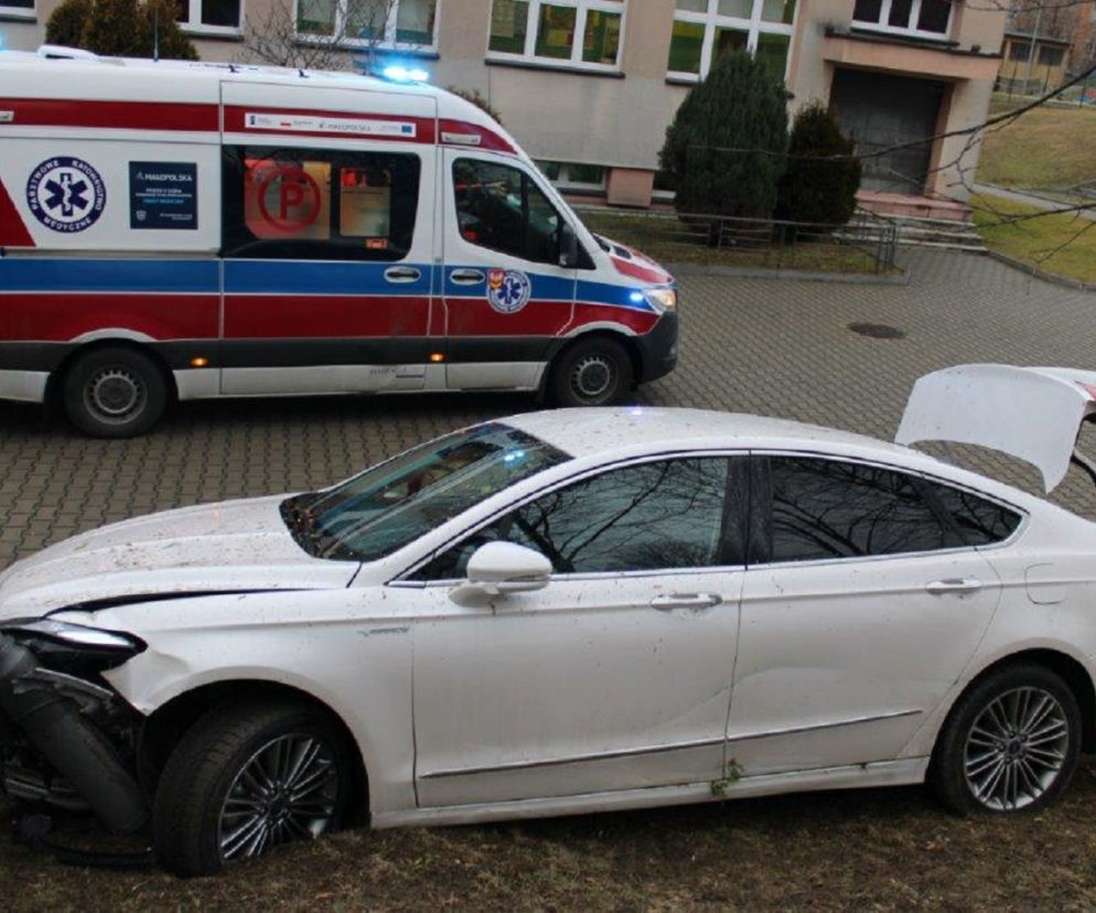 Tarnów. Przebiła ogrodzenie i zjechała ze skarpy wprost pod szkołę. Hamulec nie zadziałał?