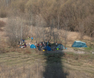 Ich dom to namiot w rezerwacie. Jak Paweł, Agnieszka i Zbyszek zorganizowali życie w cieniu mostu?