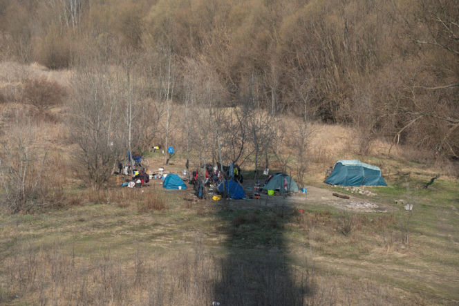 Ich dom to namiot w rezerwacie. Jak Paweł, Agnieszka i Zbyszek zorganizowali życie w cieniu mostu?
