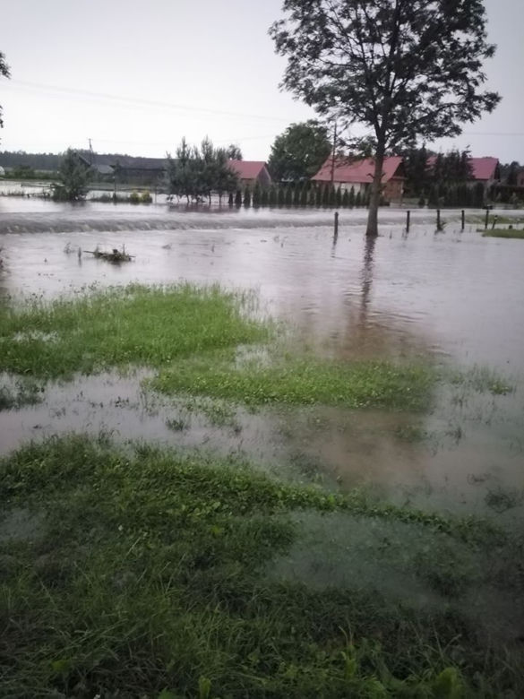 Cała wieś buduje wały przeciwpowodziowe