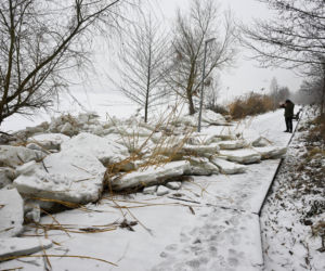 Promenada w Trzebieży zniszczona przez lód