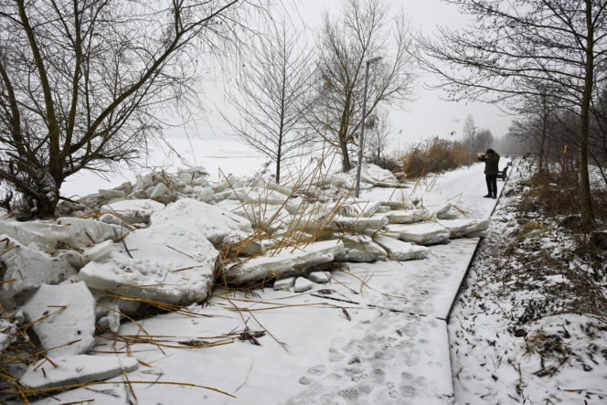 Promenada w Trzebieży zniszczona przez lód