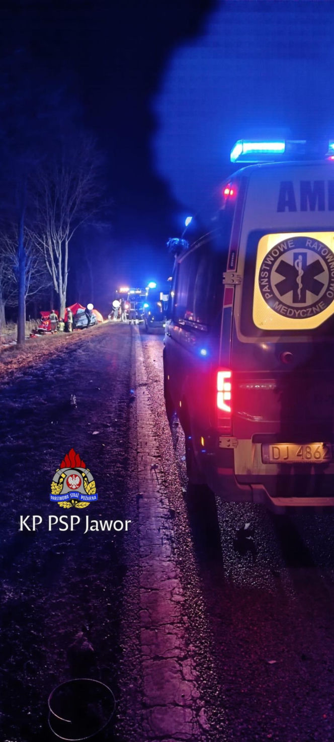 Dramat na trasie Wrocław - Jelenia Góra. Jedna osoba zginęła, cztery trafiły do szpitala