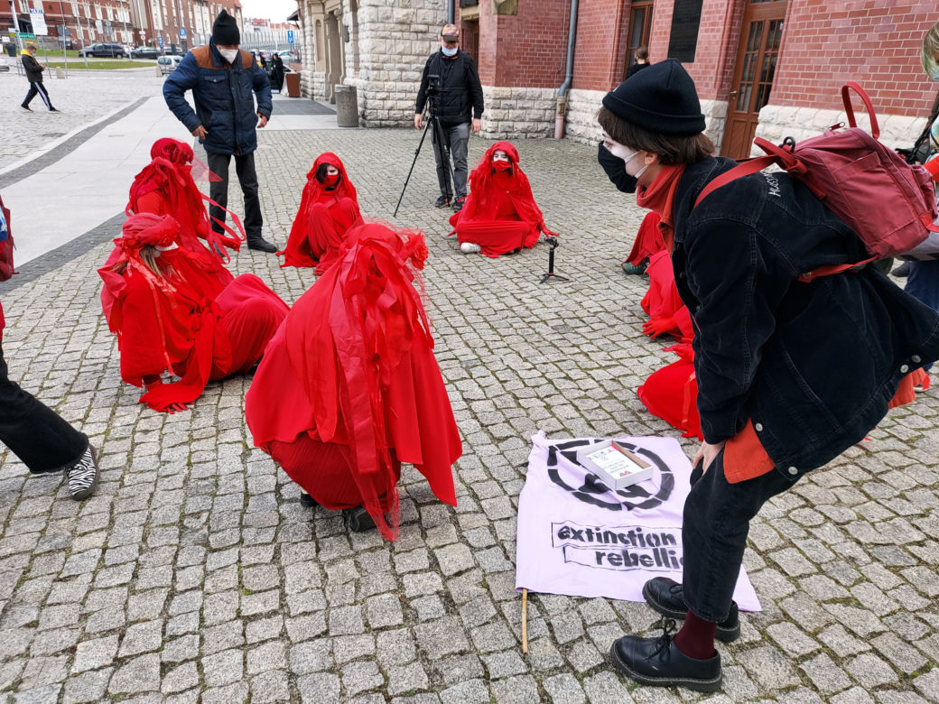 PRZERAŻAJĄCA manifestacja w centrum miasta! Milczący protest przypomniał o masowym wymieraniu [ZDJĘCIA]