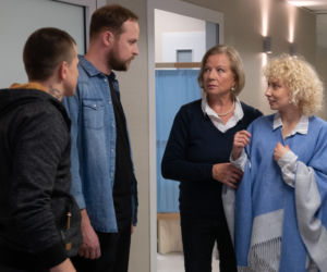 Na Wspólnej odc. 2839. Beata (Katarzyna Ptasińska), Maria (Bożena Dykiel), Kazik/ Paweł (Grzegorz Kwiecień), Joachim (Michał Jurkowski)