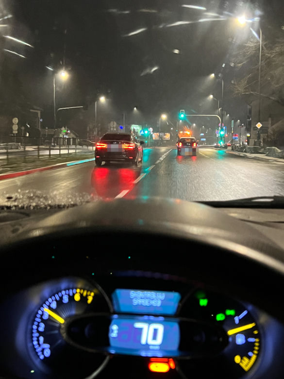 Limuzyna Trzaskowskiego mknie 60 km/h na ulicy z ograniczeniem do 30 km/h