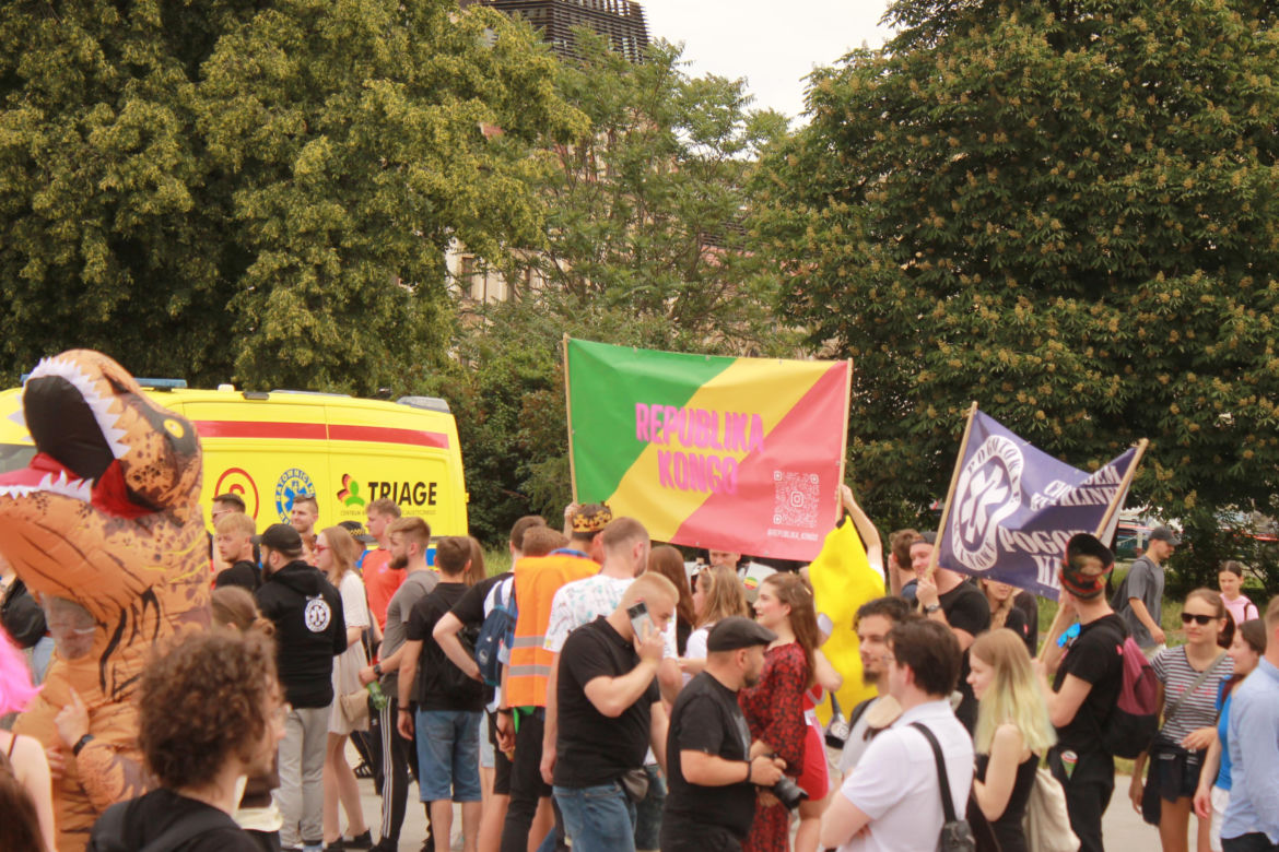 Studenci opanowali Wrocław. Pochód juwenaliowy przeszedł ulicami miasta. Było śpiewająco! [ZDJĘCIA]