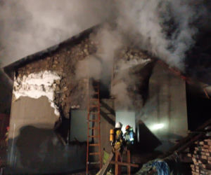 Akcja gaśnicza w Dębinie. Ogień strawił budynek z drobiem