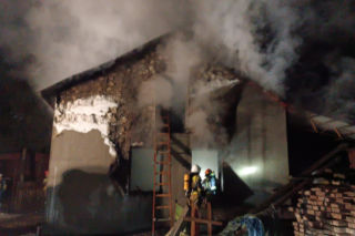 Akcja gaśnicza w Dębinie. Ogień strawił budynek z drobiem