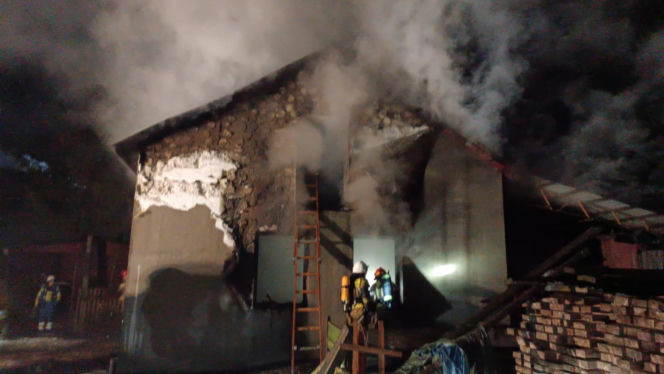 Akcja gaśnicza w Dębinie. Ogień strawił budynek z drobiem