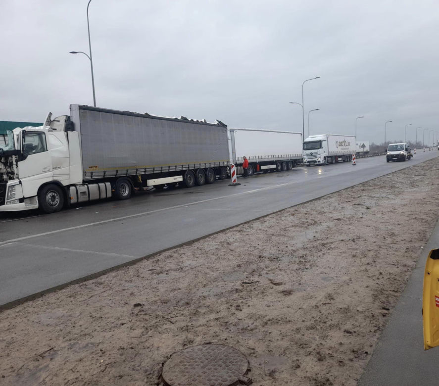 Wypadek na Autostradzie A1 w Częstochowie. Zderzyły się trzy TIRy
