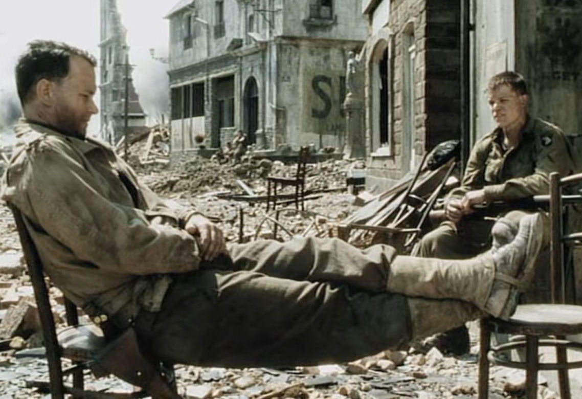 Ta poruszająca scena z "Szeregowca Ryana" to dzieło przypadku. Tom Hanks nie miał pojęcia, co powie Matt Damon
