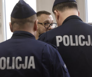 Łukasz Żak w sądzie. Sypie się linia obrony jego kolegów. Biegły: „Każdy ma obowiązek udzielenia pomocy”