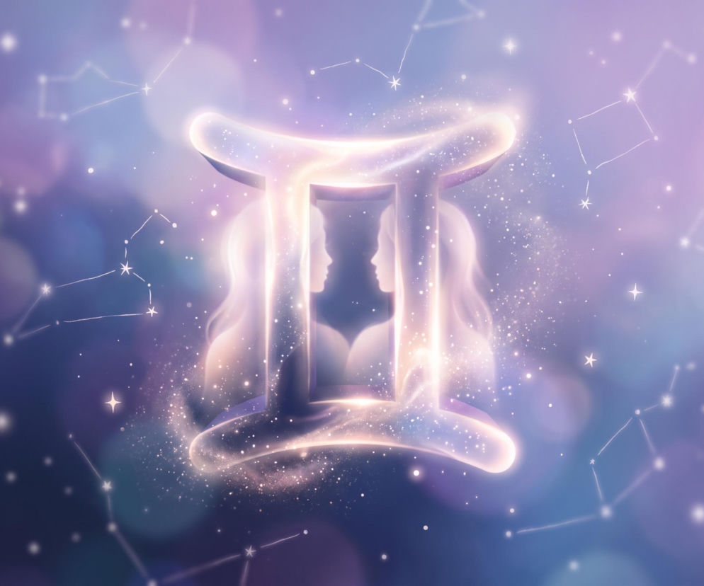 Świecący symbol znaku zodiaku Bliźnięta na tle gwiazd. O horoskopie dziennym przeczytasz na portalu Eska.