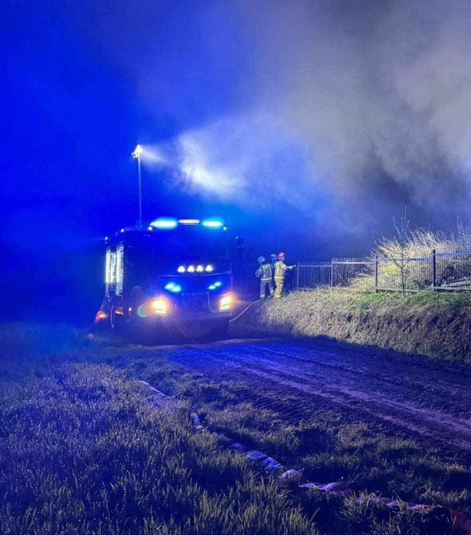 Lubelskie: Wezwanie na cmentarz. Strażacy zgasili ogień i uratowali zajączka