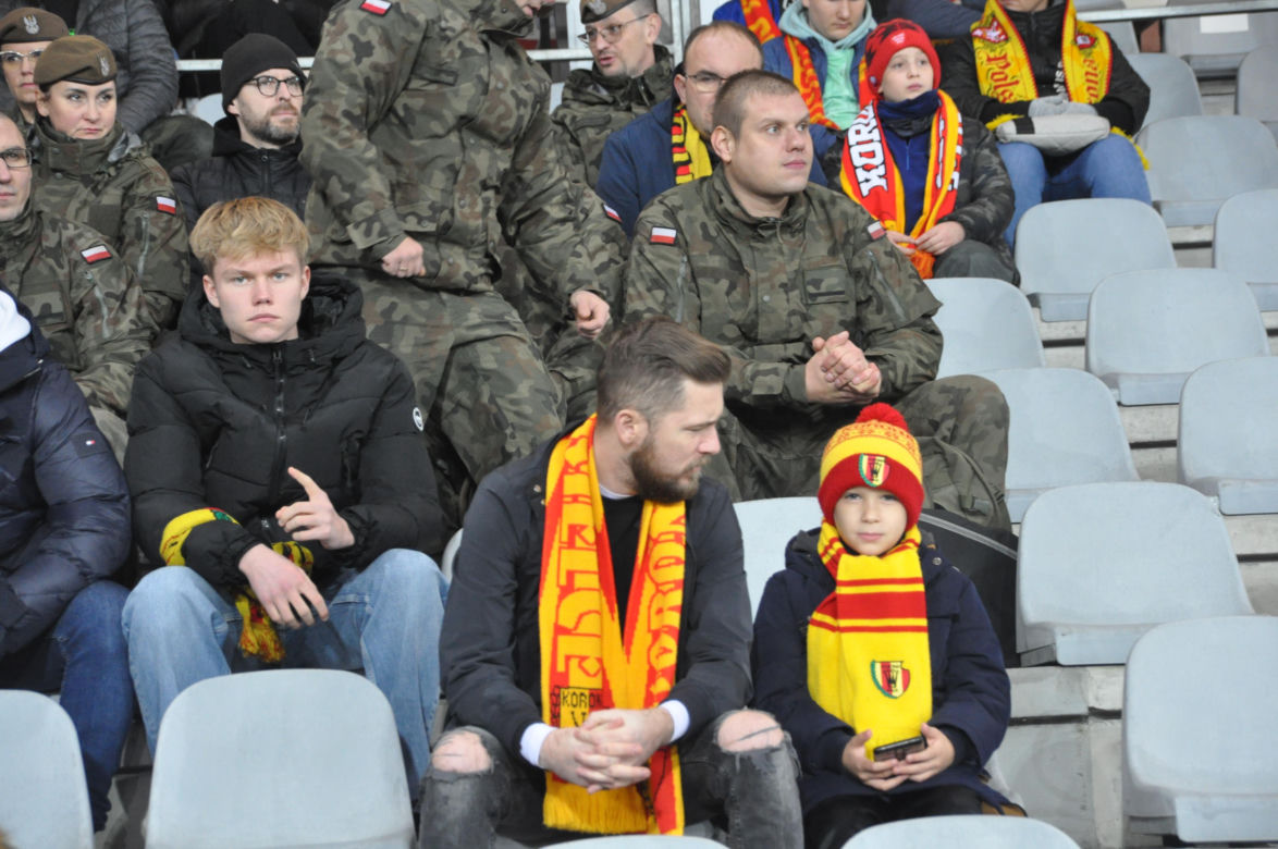 Żółto-czerwono na Suzuki Arenie! Zdjęcia kibiców na meczu Korona Kielce - Jagiellonia Białystok