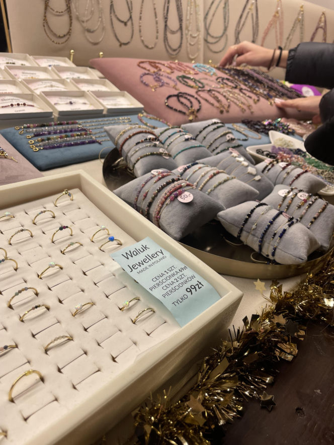 Pokémony, różowe gofry i zaskakujące różnice w cenach. Porównaliśmy łódzkie jarmarki