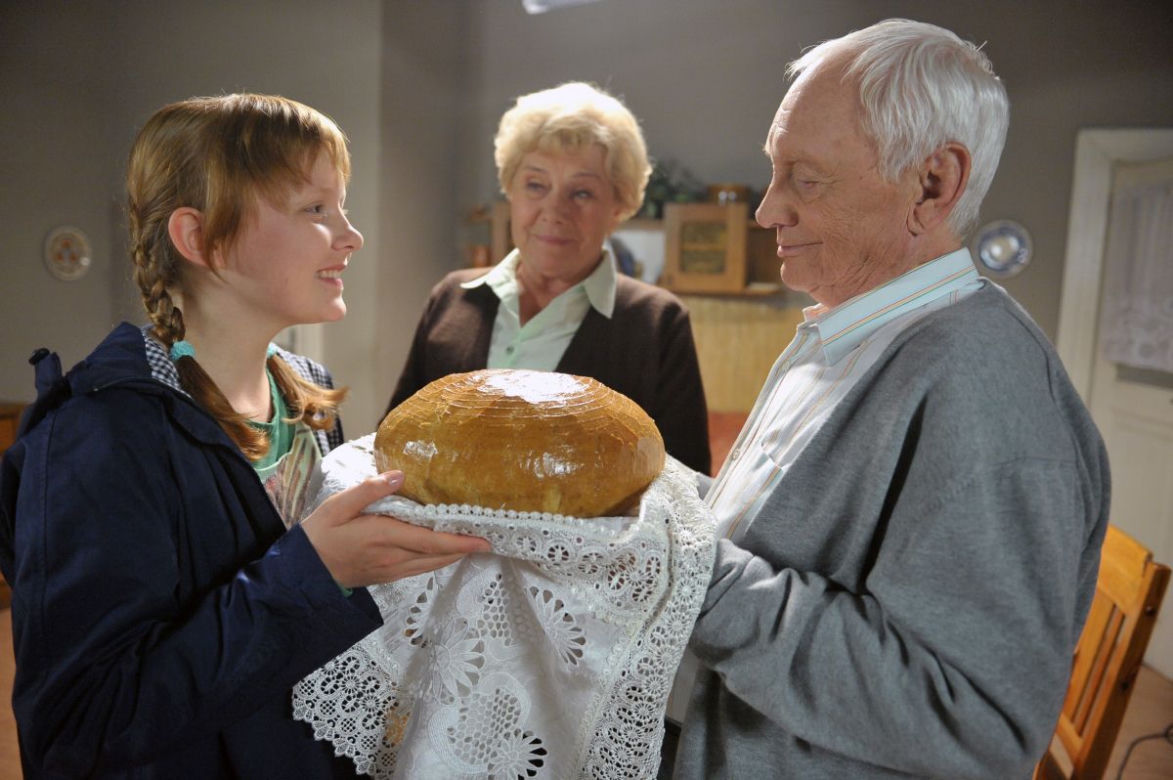 M jak miłość odc. 600. Lucjan (Witold Pyrkosz), Barbara (Teresa Lipowska), Ula (Iga Krefft)