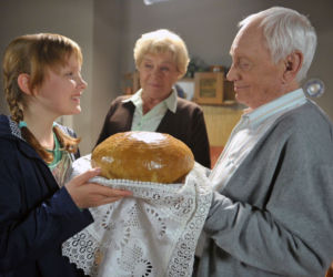 M jak miłość odc. 600. Lucjan (Witold Pyrkosz), Barbara (Teresa Lipowska), Ula (Iga Krefft)