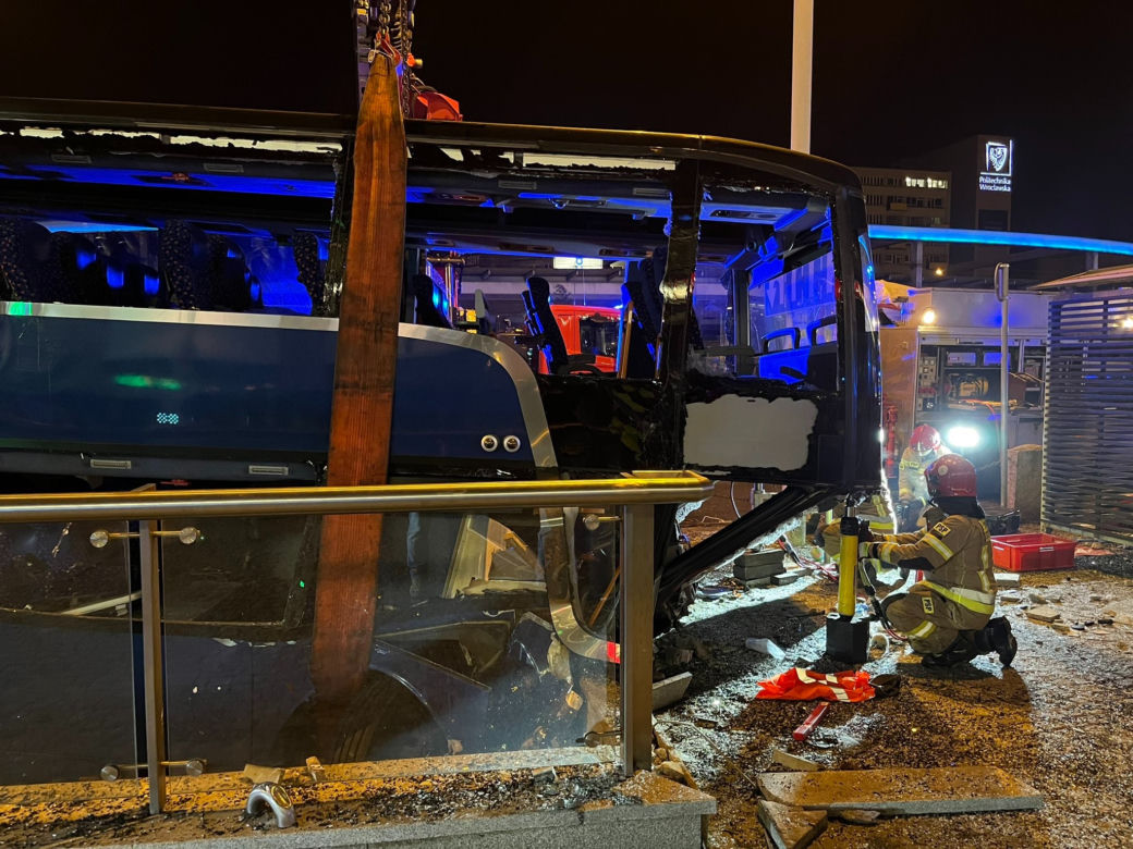 Autobus wjechał w przejście podziemne. Jedna osoba zginęła, trzy zostały ranne