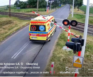 Karetka utknęła między rogatkami tuż przed nadjeżdżającym pociągiem