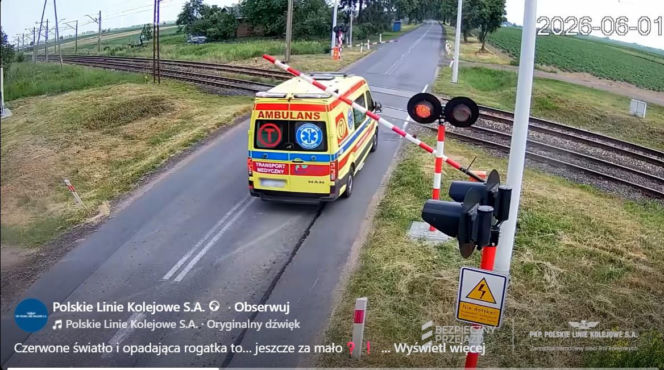 Karetka utknęła między rogatkami tuż przed nadjeżdżającym pociągiem