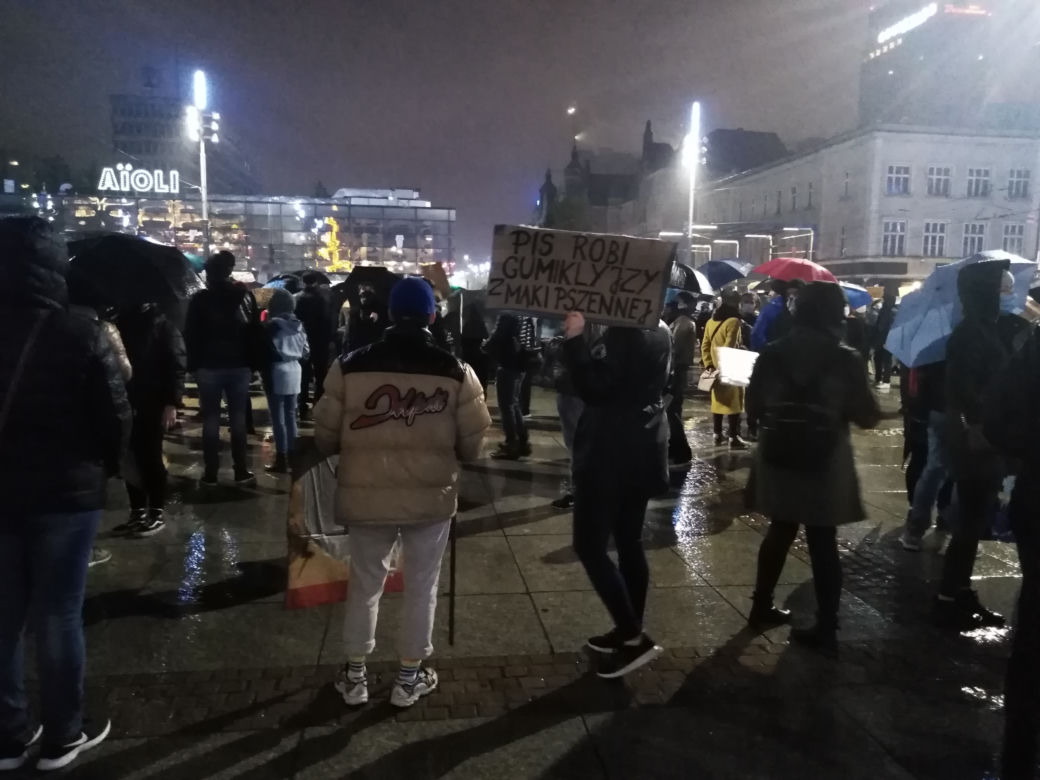 Wojedzówki strajk kobiet w Katowicach. Gigantyczne tłumy na rynku. "To jest WOJNA" [ZDJĘCIA]