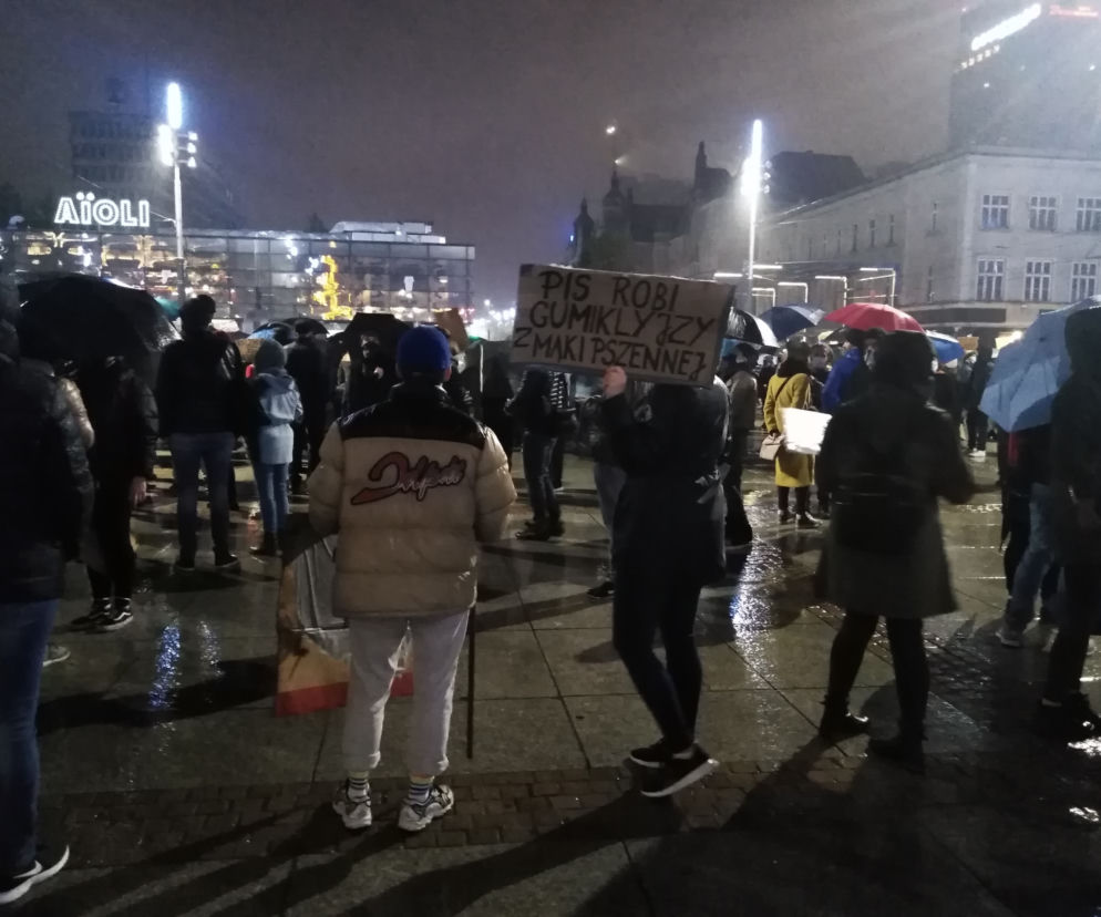 Wojedzówki strajk kobiet w Katowicach. Gigantyczne tłumy na rynku. To jest WOJNA [ZDJĘCIA]