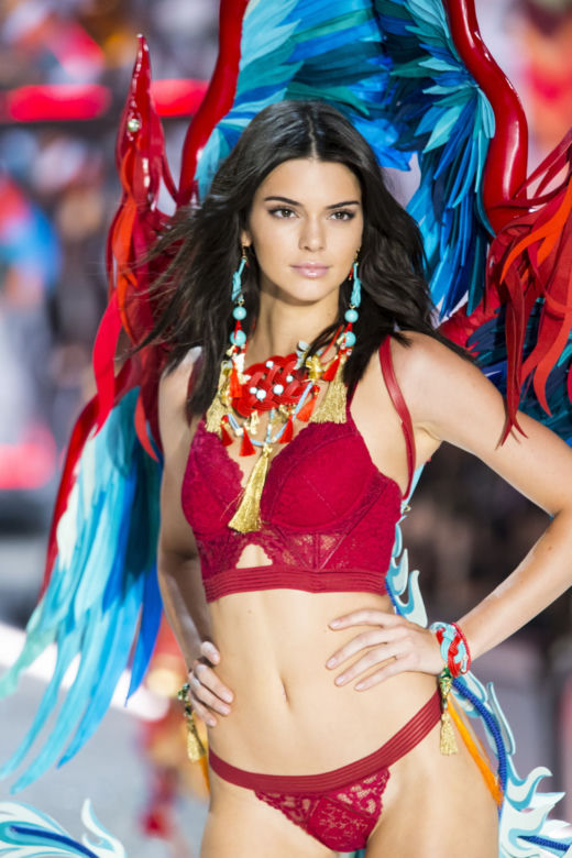 Szok! Facet został aniołkiem Victoria's Secret koniec z modelkami w bikini teraz przyjęli faceta 