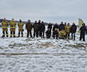 W akcji wykonywania przerębli pomagali druhowie OSP