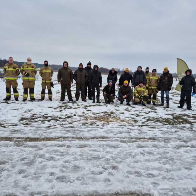 W akcji wykonywania przerębli pomagali druhowie OSP