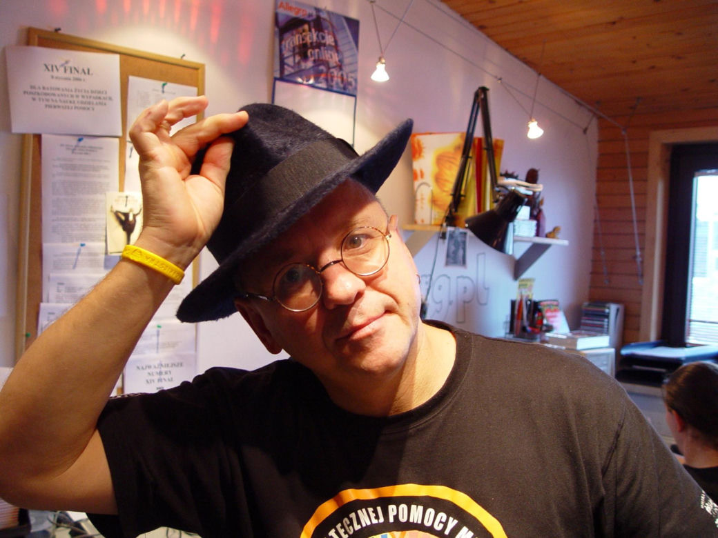 Kobieta z Torunia groziła Owsiakowi śmiercią. "Giń i zmień okulary, bo takie noszą LGBT"