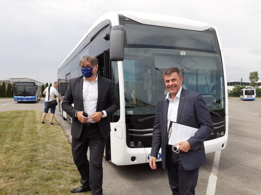 Autobus elektryczny testowany na ulicach Siedlec wyróżnia się swoim wyglądem